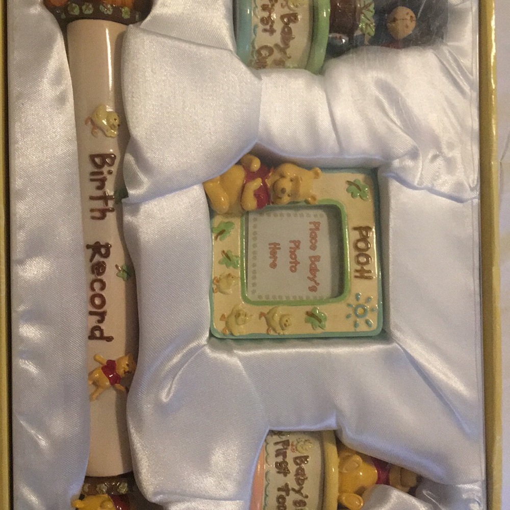 Winnie the Pooh 4 Piece Baby Keepsake GiftSet BNIB